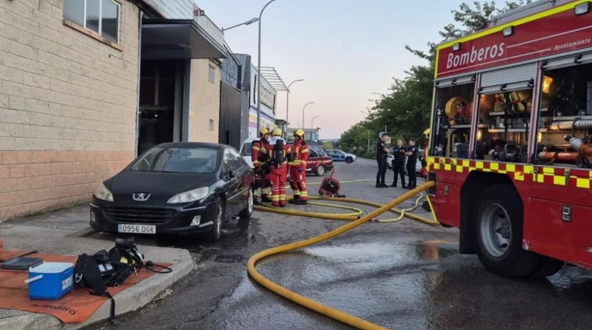 Un taller mecánico de Cuenca, afectado por un incendio controlado sin heridos