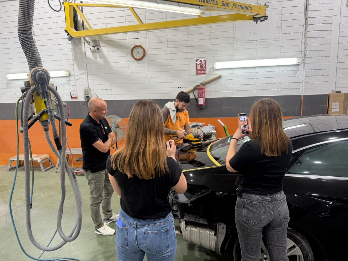 Otra imagen tomada durante la prueba final, con los jueces analizando y grabando su trabajo durante las pruebas planteadas por Mirka.