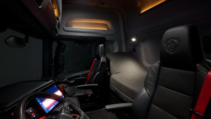 Scania introduce nuevas opciones de iluminación ambiental y mejoras orientadas al confort a bordo.