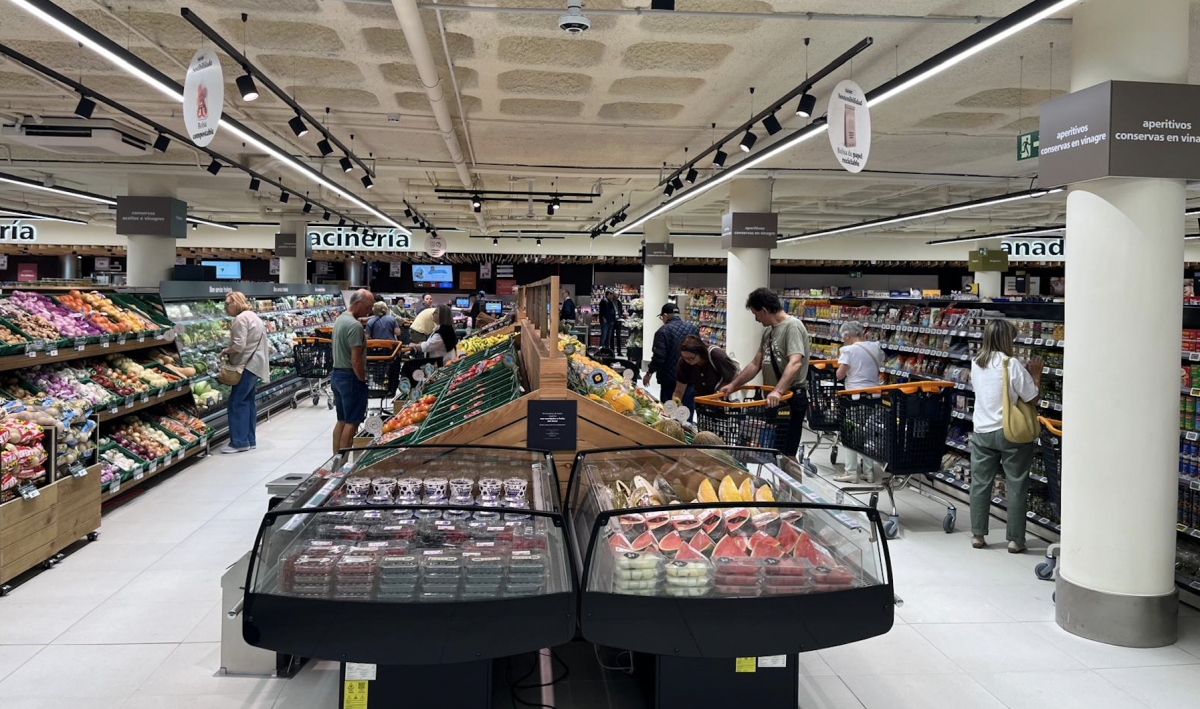 Sección de frescos en el renovado supermercado Gadis de Monte Alto en La Coruña.