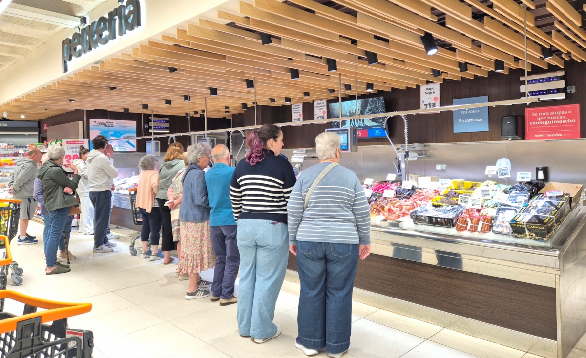 Pescadería en el renovado supermercado Gadis en Monte Alto, La Coruña.