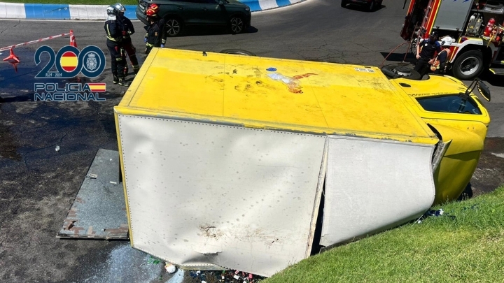 La Policía detiene a un hombra tras volcar con un camión de reparto de bebidas que había robado