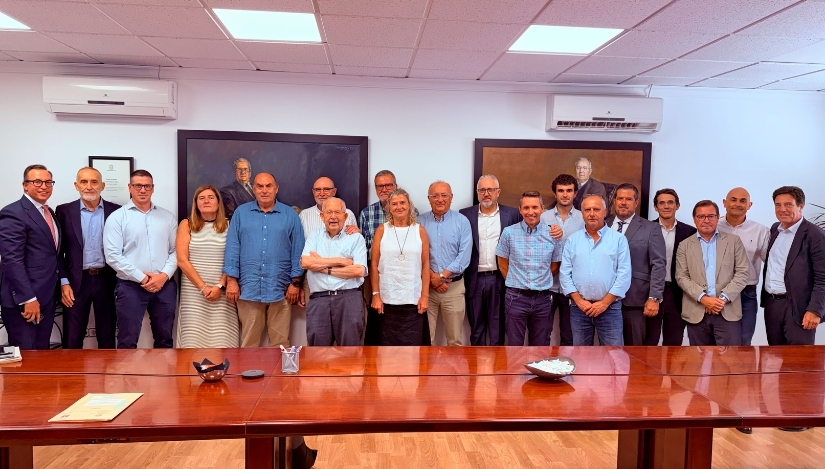 Representantes de Primaflor y Zanobeet posan tras el acuerdo de adquisición.
