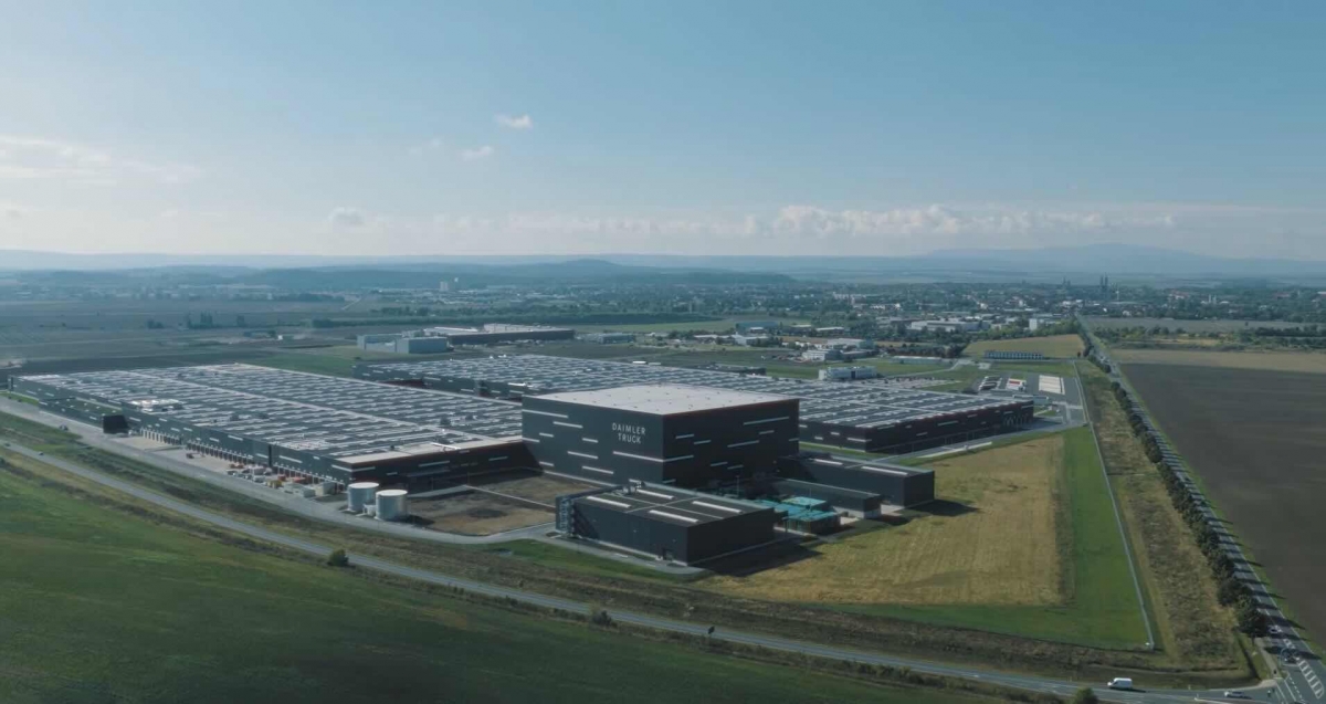 Vista aérea del mayor centro logístico de almacenaje de Mercedes-Benz Trucks.