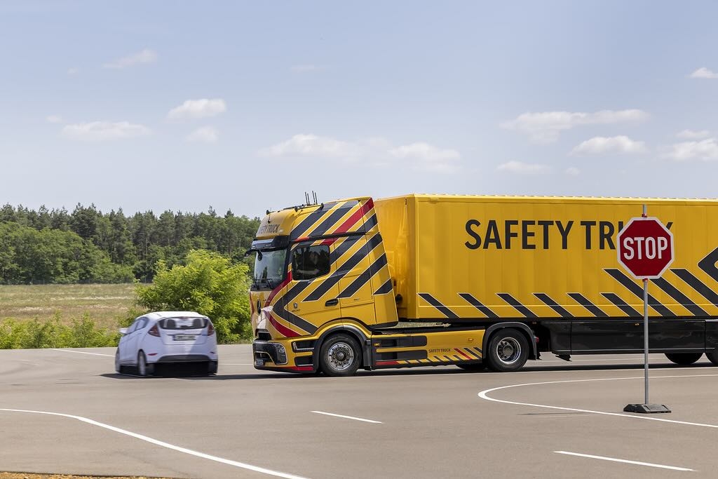 Mercedes-Benz Trucks sigue innovando en seguridad con su Active Cross Traffic Assist.