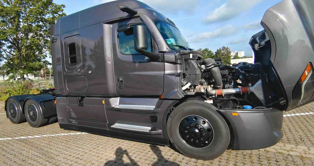 Un motor de 14,7 litros firmado por Detroit se ocultaba bajo el capó de este Cascadia.