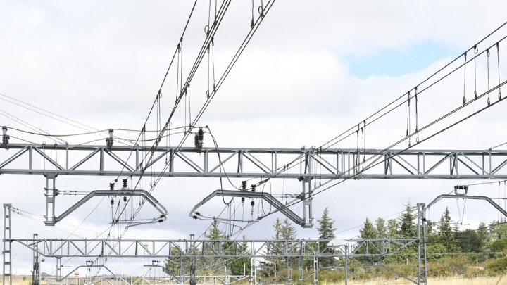 Nuevo avance en la autopista ferroviaria Madrid-Zaragoza: Adif energiza la catenaria en la línea convencional