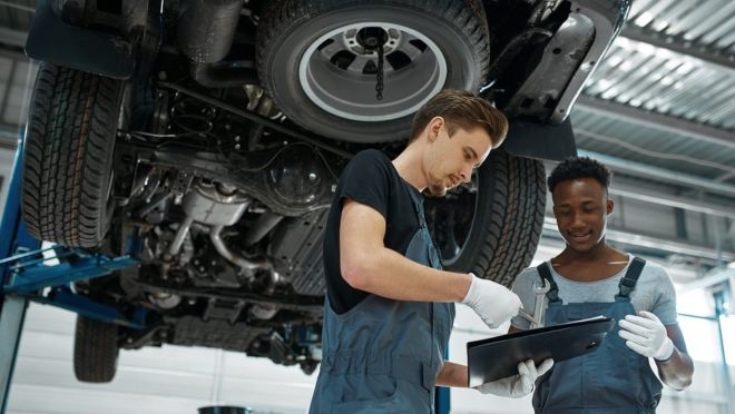 La cifra de negocio de los talleres aumentó un 8,2% en junio y supera con amplitud al sector servicios (6,4%)