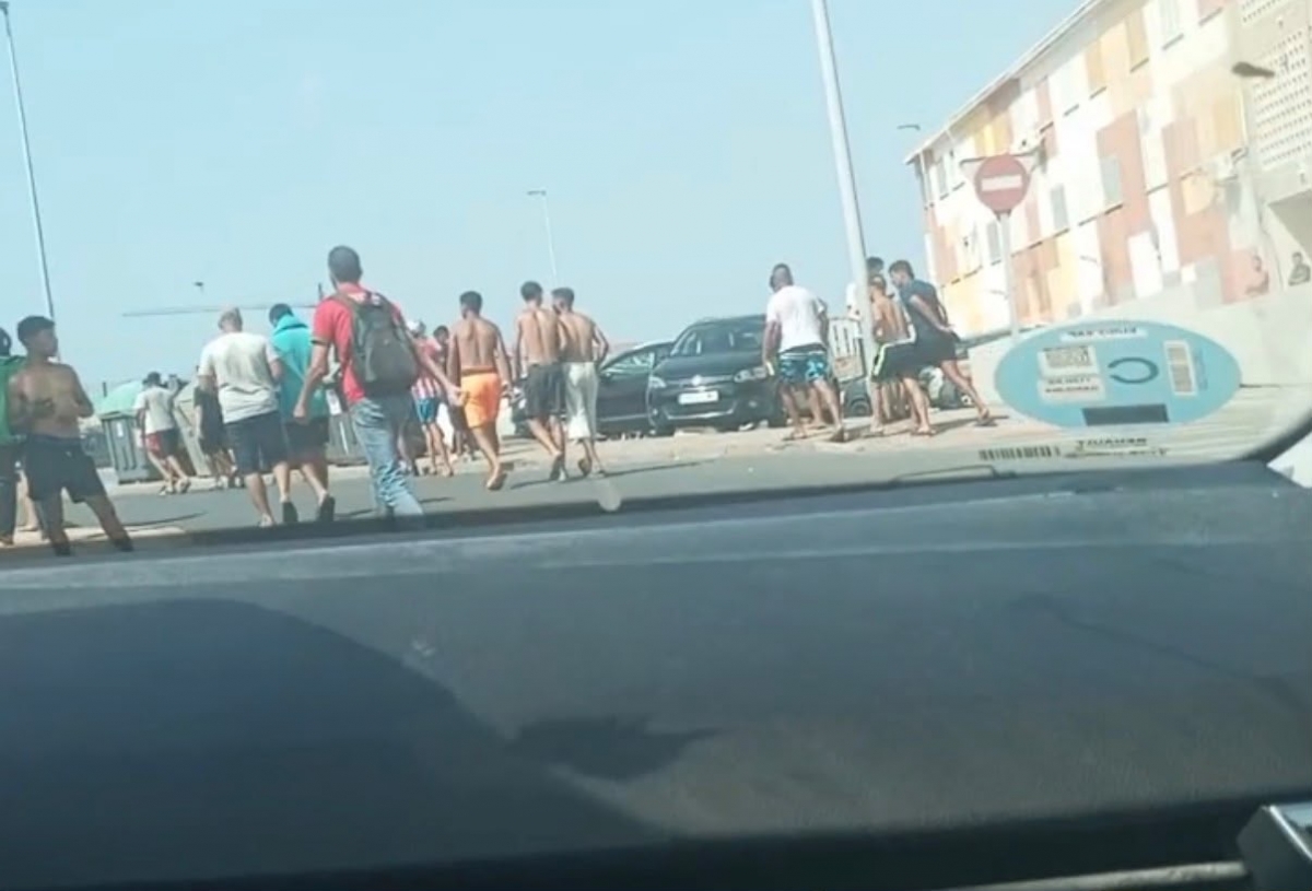 Los inmigrantes llegaron a cortar el tráfico de la ciudad durante varias horas en busca de agua y comida.