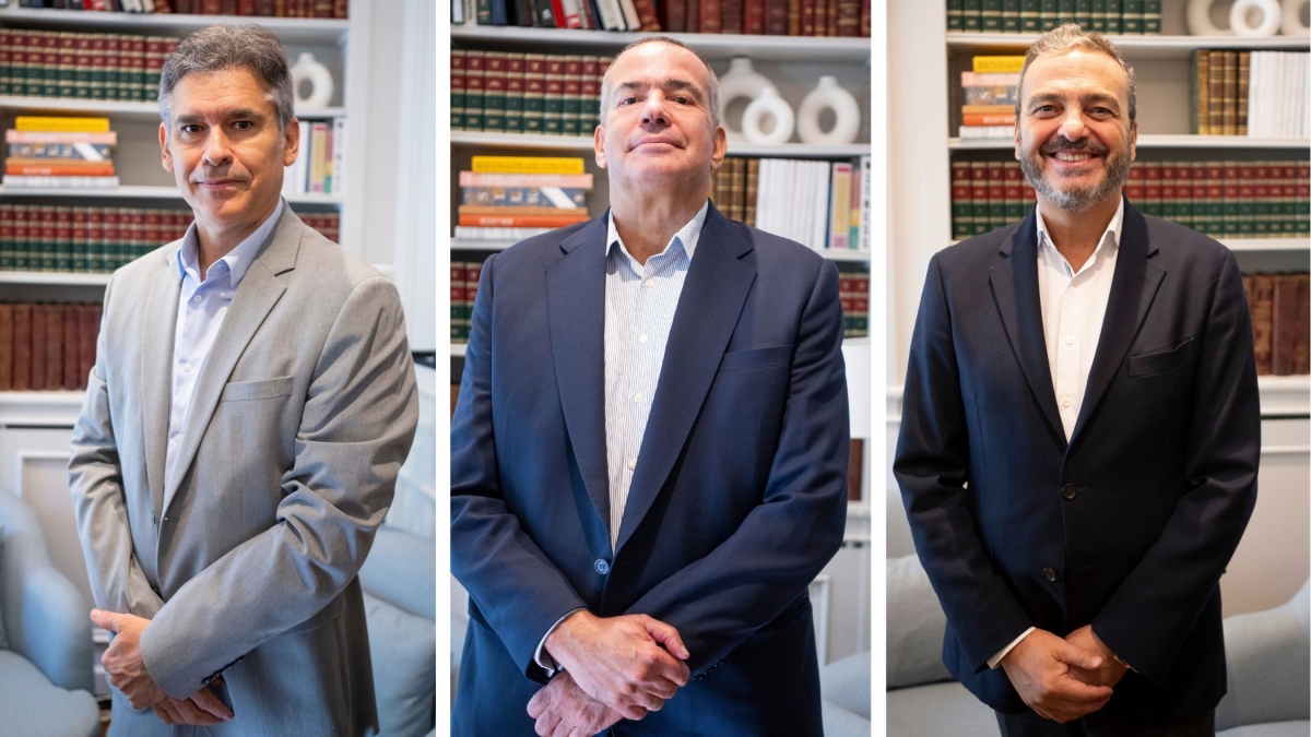 Carlos Azofra, editor de Infocap y organizador del encuentro; Jean-Marie Benaroya, consultor independiente y moderador del evento; y Enrique Porta, representante de KPMG.
