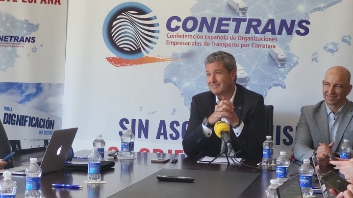 Javier Arnedo, presidente de Conetrans, en rueda de presna.