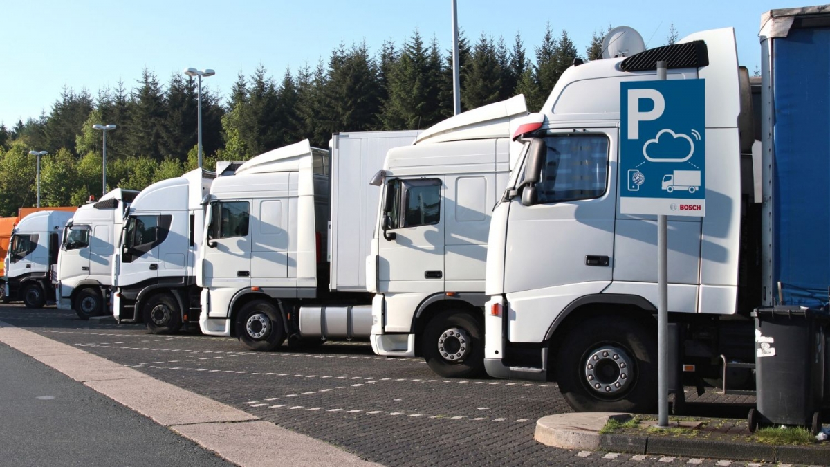 Bosch suma recarga para camiones eléctricos y nuevos servicios a su red europea de aparcamientos