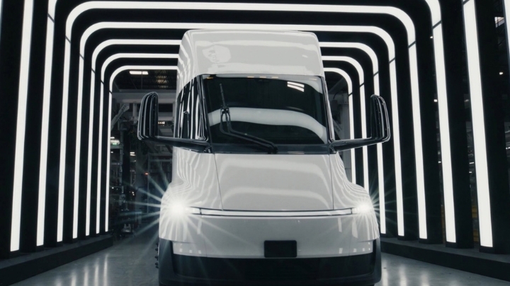 Tesla arranca la producción a gran escala de su camión eléctrico Semi, que llegará a Europa en 2027
