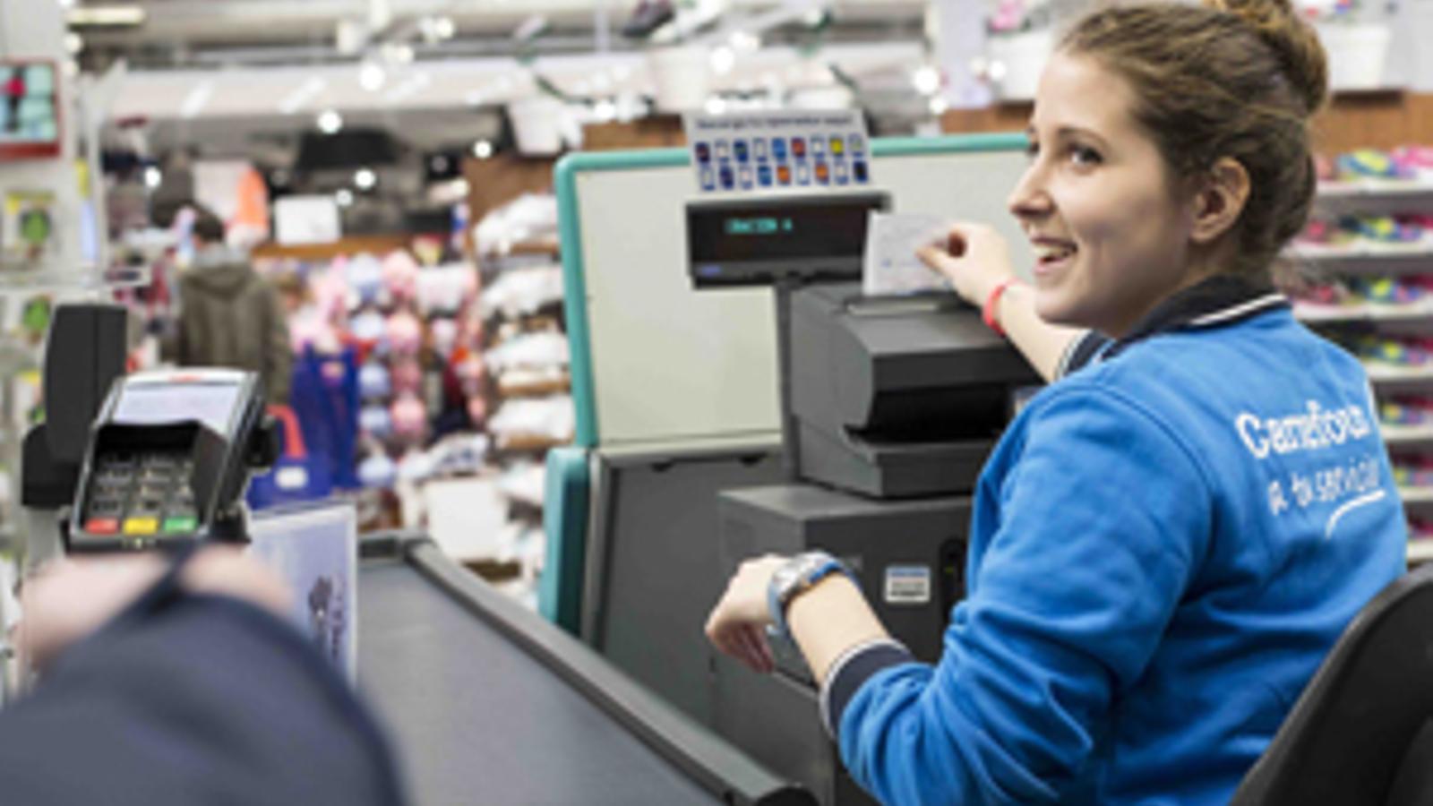 Una empleada de Carrefour, en una imagen de archivo - 
