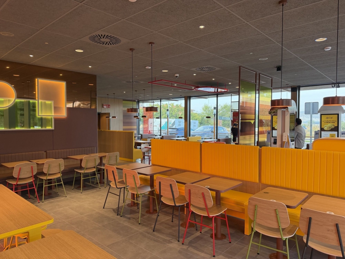 Interior del nuevo restaurante en Velilla de San Antonio.