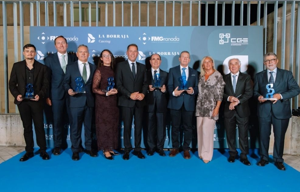 Foto de familia con todos los reconocidos en los Premios ADN.