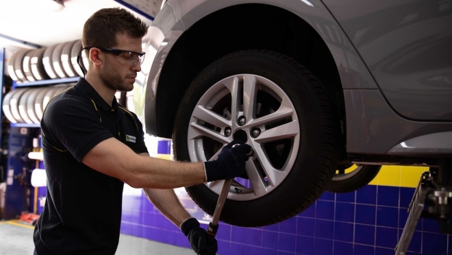 El desacertado y peligroso truco casero que recomienda usar limpiahornos para las llantas del coche