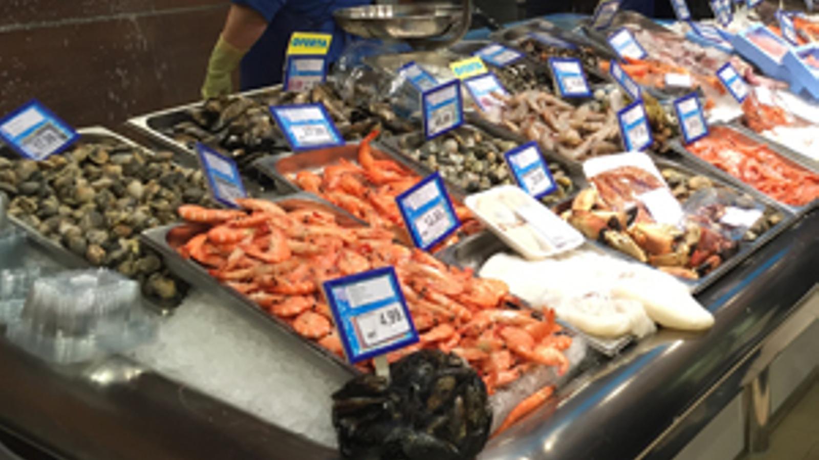 Imagen de la sección de pescadería en un supermercado - 