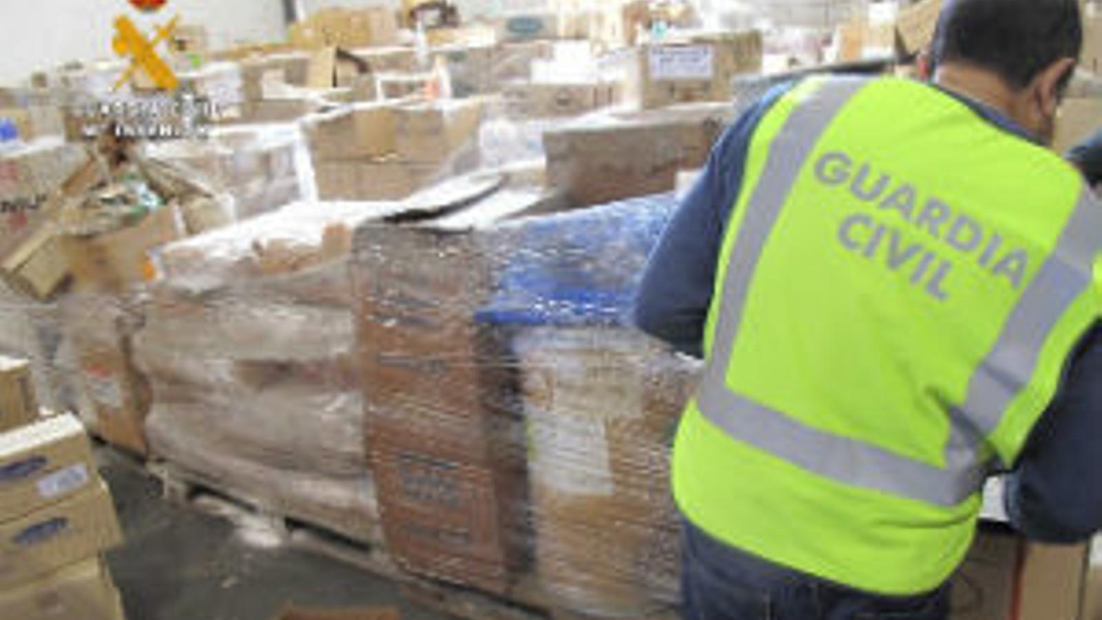 La Guardia Civil inmoviliza productos cosméticos y del hogar caducados
