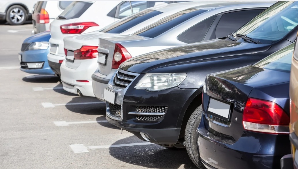 La argucia de un taller de chapa y pintura en Mallorca: usar la vía pública como depósito para los coches sin reparar