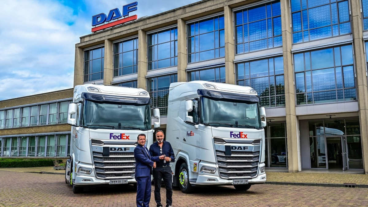 DAF Trucks recibe un pedido de 131 vehículos de FedEx FedEx ha realizado un importante pedido de 131 vehículos a DAF Trucks. El encargo de la mayor empresa de transporte urgente del mundo incluye 100 