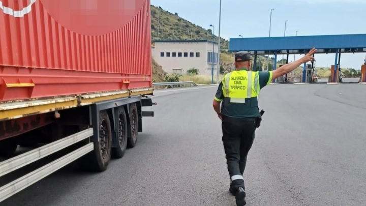 La Guardia Civil investiga a un camionero y su hija porque el primero circulaba con la tarjeta de la segunda
