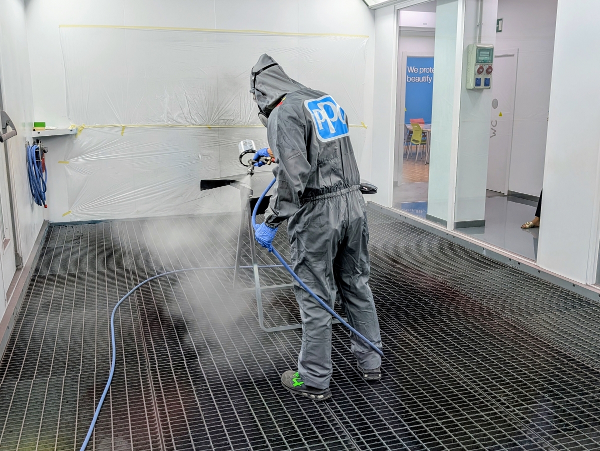 PPG demuestra en vivo las prestaciones de su barniz D8178 y del sistema Mix’n’Shake