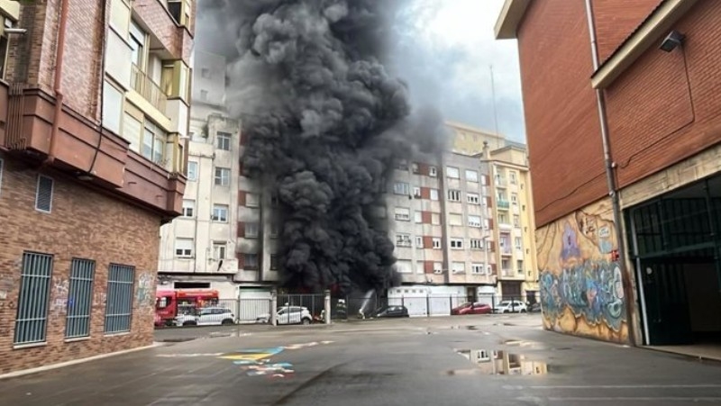 La carga de un vehículo eléctrico provoca un farragoso incendio en un taller mecánico del corazón de Santander