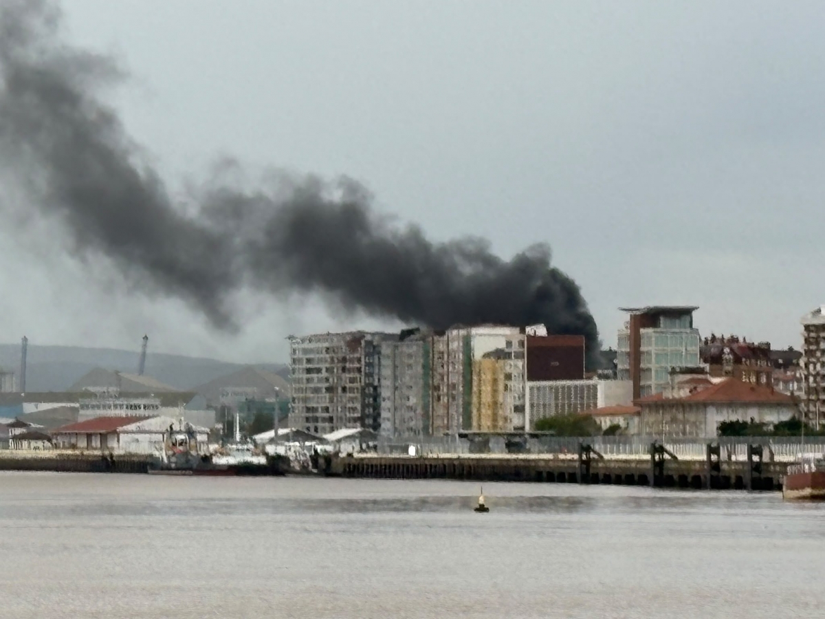 La carga de un vehículo eléctrico provoca un farragoso incendio en un taller mecánico del corazón de Santander