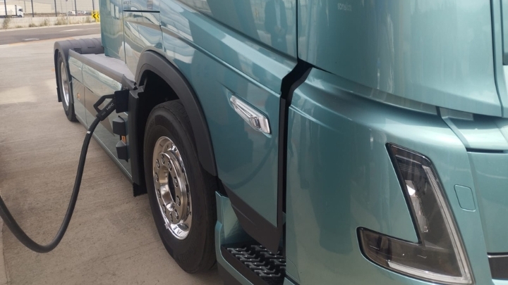 Transportistas y ecologistas quieren que Bruselas impulse los puntos de recarga semiprivados para camiones eléctricos