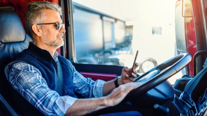 Los transportistas denuncian excesos de cargadores y autoridades en la primera semana del DeCA obligatorio
