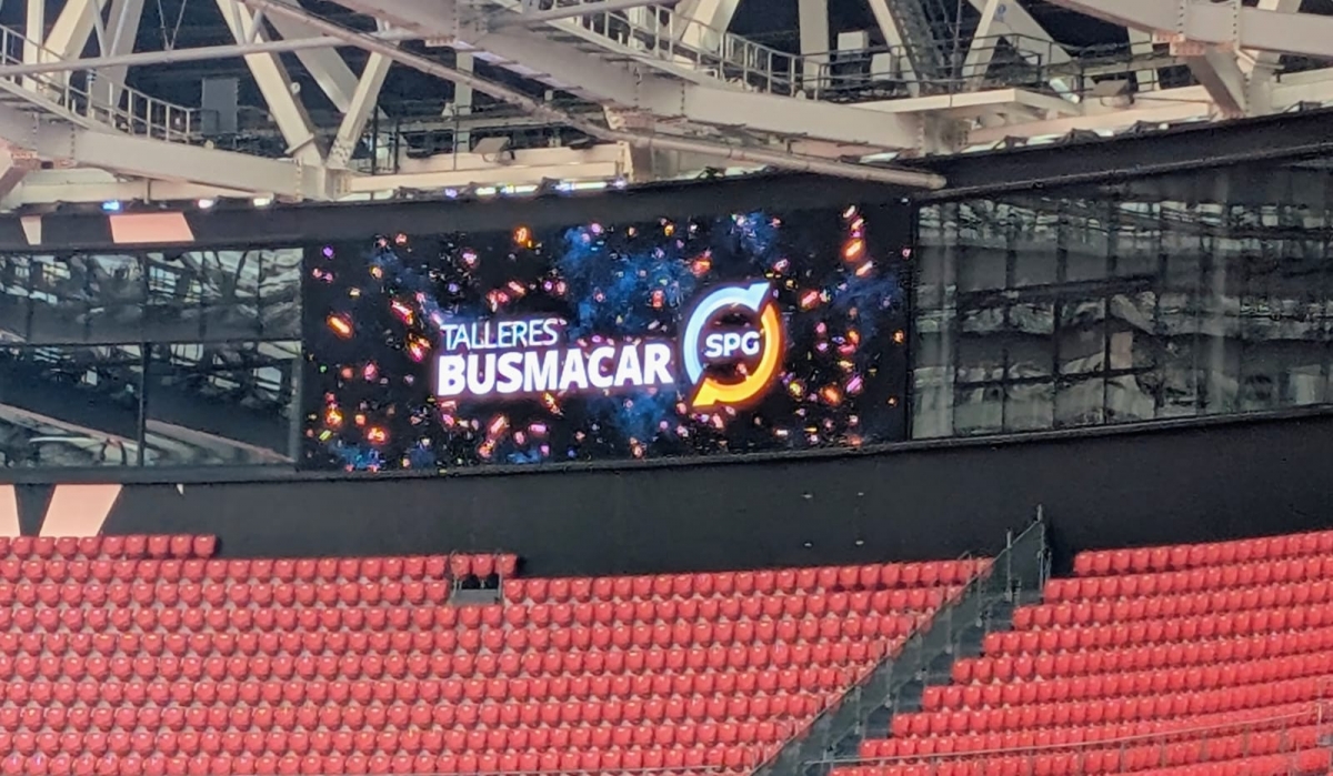 El nombre del ganador, en el vídeo marcador del estadio de San Mamés.