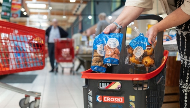 Eroski lanza la línea de repostería Gureak Labea que elaboran personas con diversidad funcional