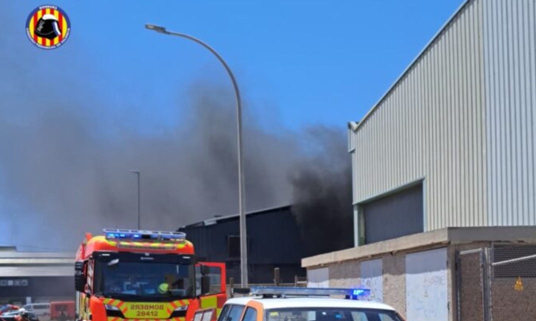 Varios vehículos y equipamiento, calcinados por el incendio de un taller mecánico en Tavernes de la Valldigna (Valencia)
