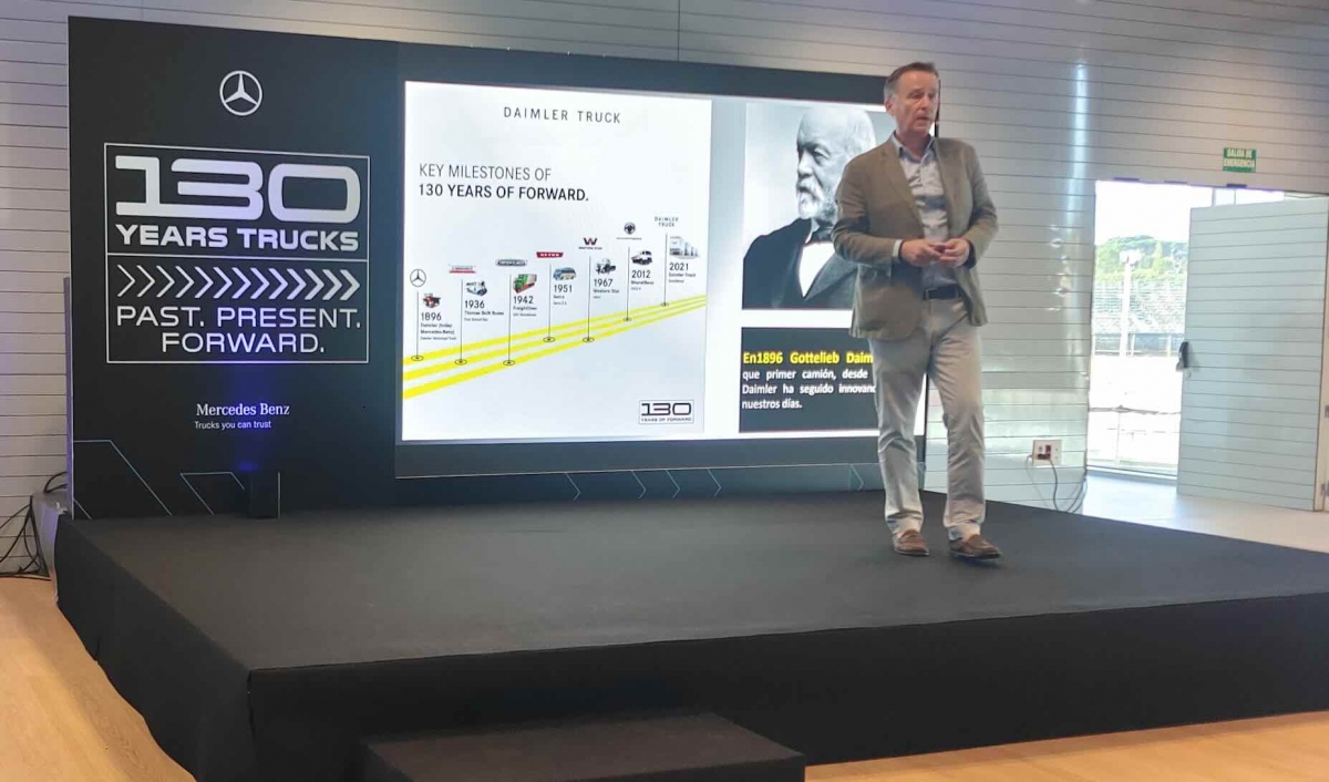 Jaime Vázquez, director de Ventas de Daimler Truck Iberia, hizo un repaso de los hitos históricos de la marca.