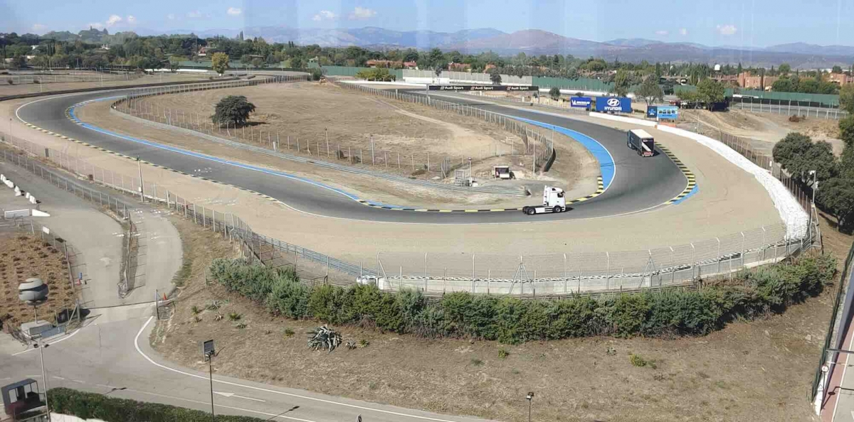 eActros y Actros afrontando la Rampa Pegaso del circuito.