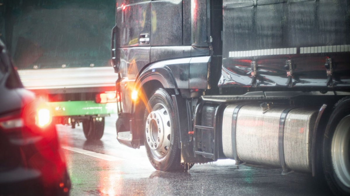 Girteka alerta del riesgo de perder visibilidad al circular junto a camiones con lluvia