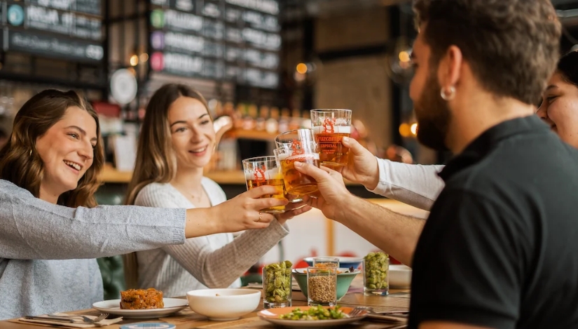 8 de cada 10 españoles ensalzan el bar como el principal lugar de encuentro social, según Heineken