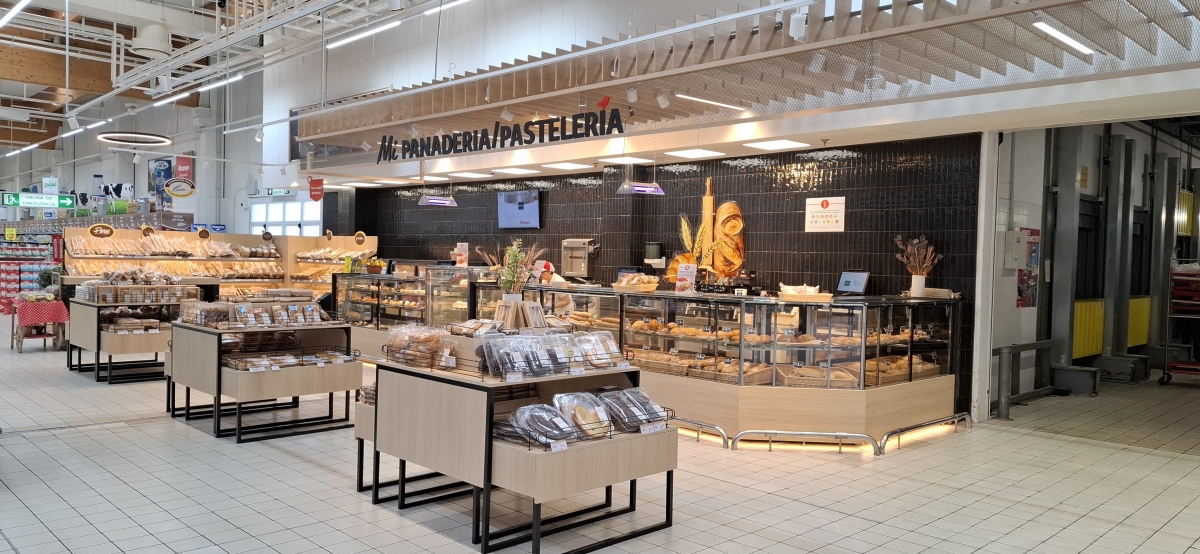 En panadería-pastelería se ha incorporado un espacio para que los clientes puedan disfrutar de los productos recién salidos del horno.