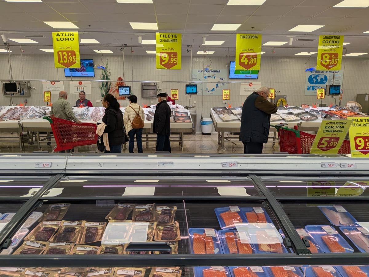 La pescadería incorpora una nueva zona de congelados a granel, que reúne la oferta en un mismo espacio y refuerza la atención directa al cliente.