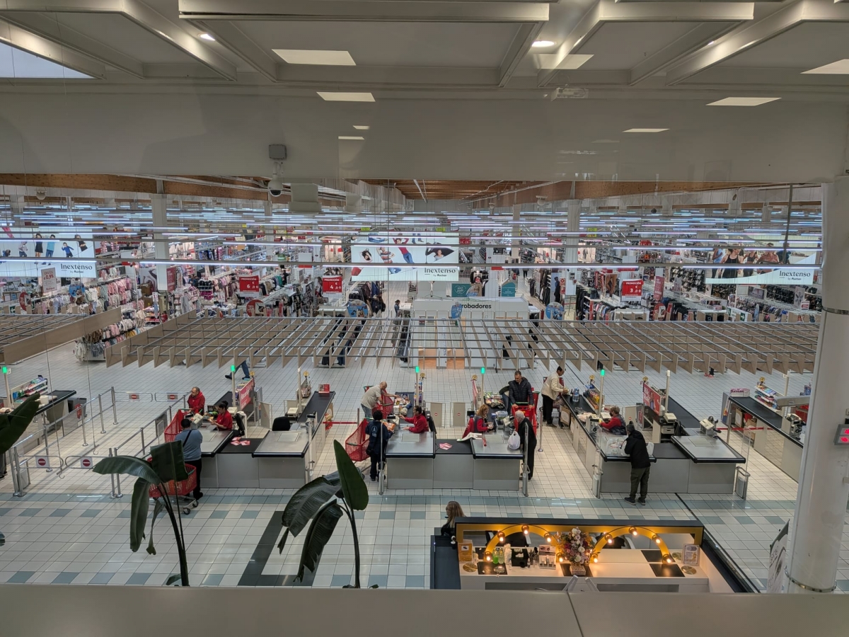 La reforma ha permitido reorganizar los espacios comerciales del hipermercado, que cuenta ahora con 11.000 m2 de superficie comercial.
