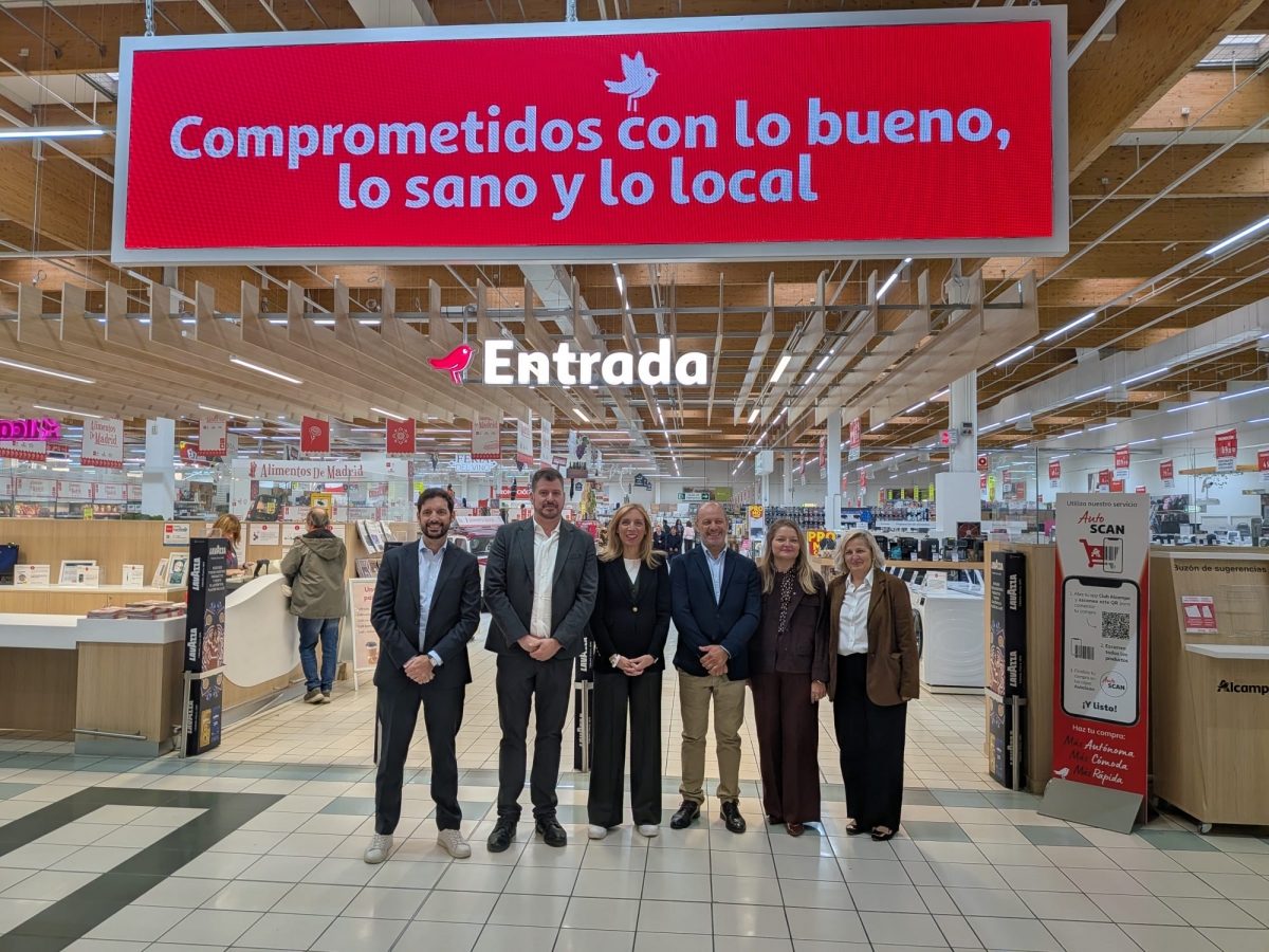 Directivos de Alcampo, junto a la alcaldesa de Alcorcón, Candelaria Testa (centro de la imagen), durante la presentación del hipermercado renovado.