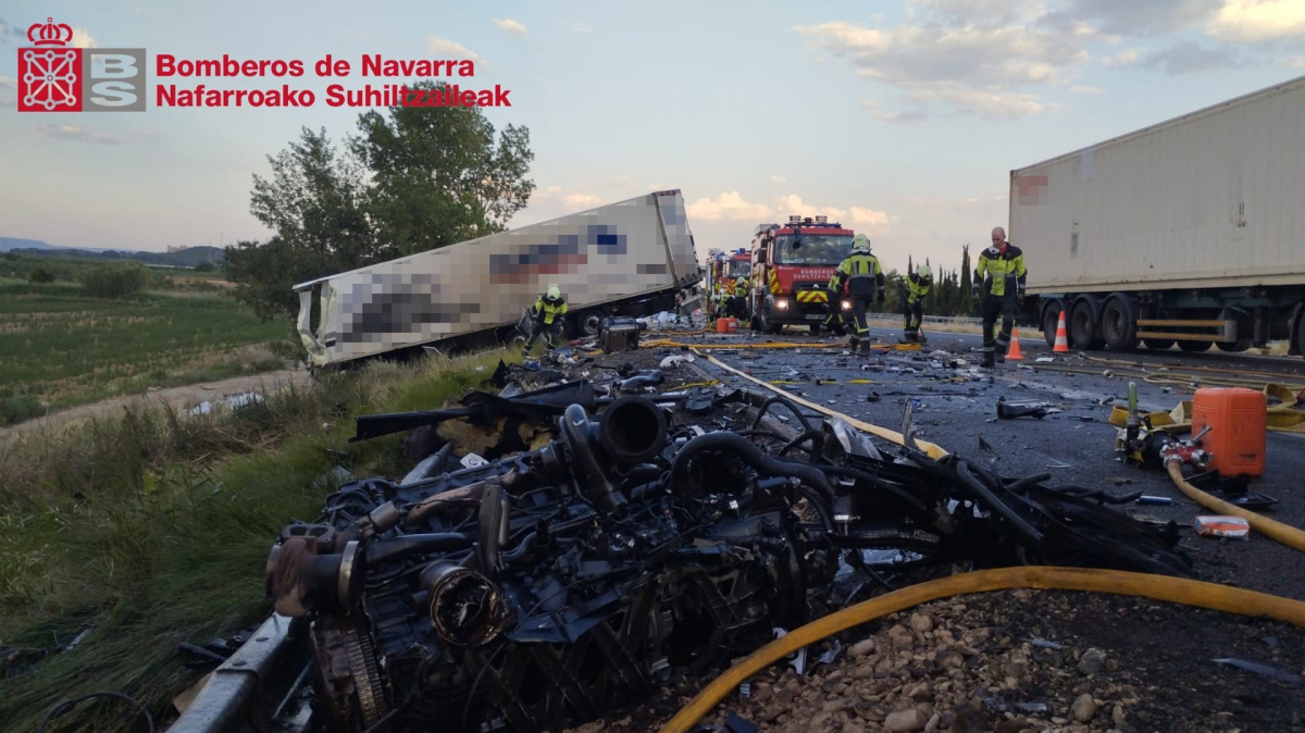 Muere un conductor de camión y otro resulta herido tras una colisión entre ambos