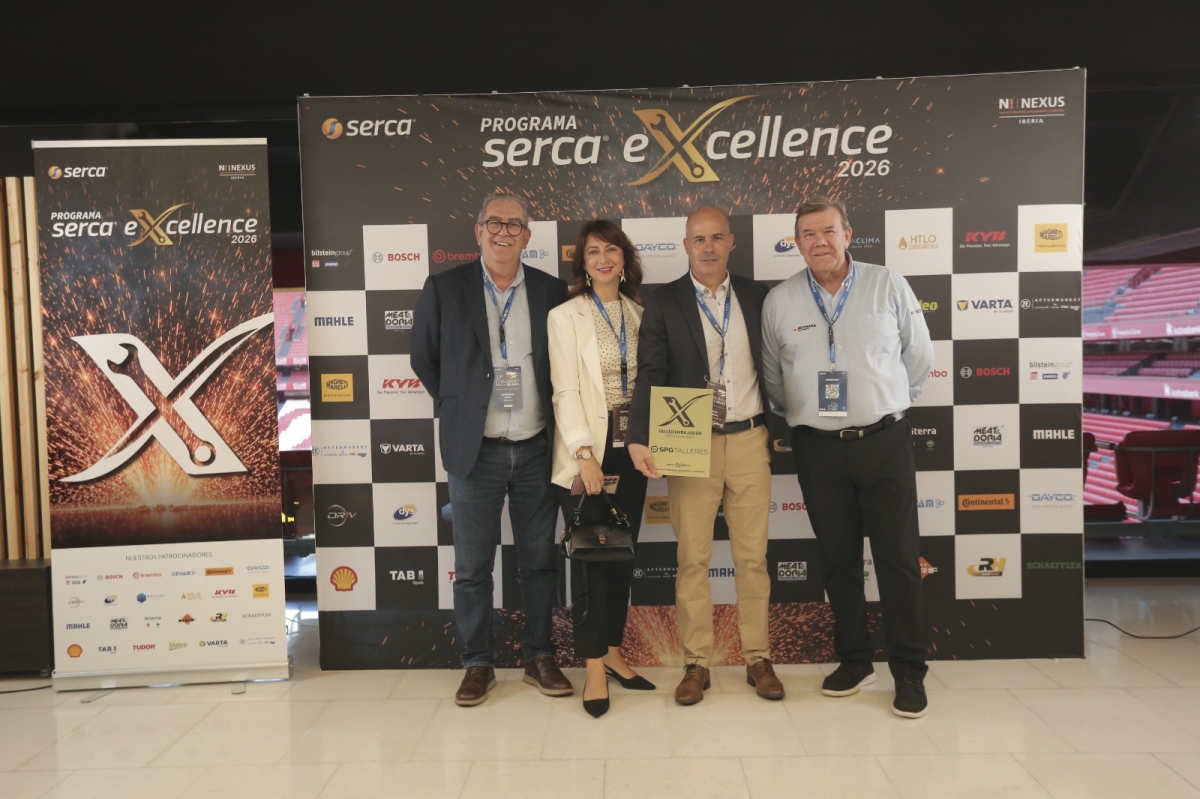 Buscamar recibió el premio de manos de Antonio López, director general, y Luismi López, director ejecutivo de Reynasa.