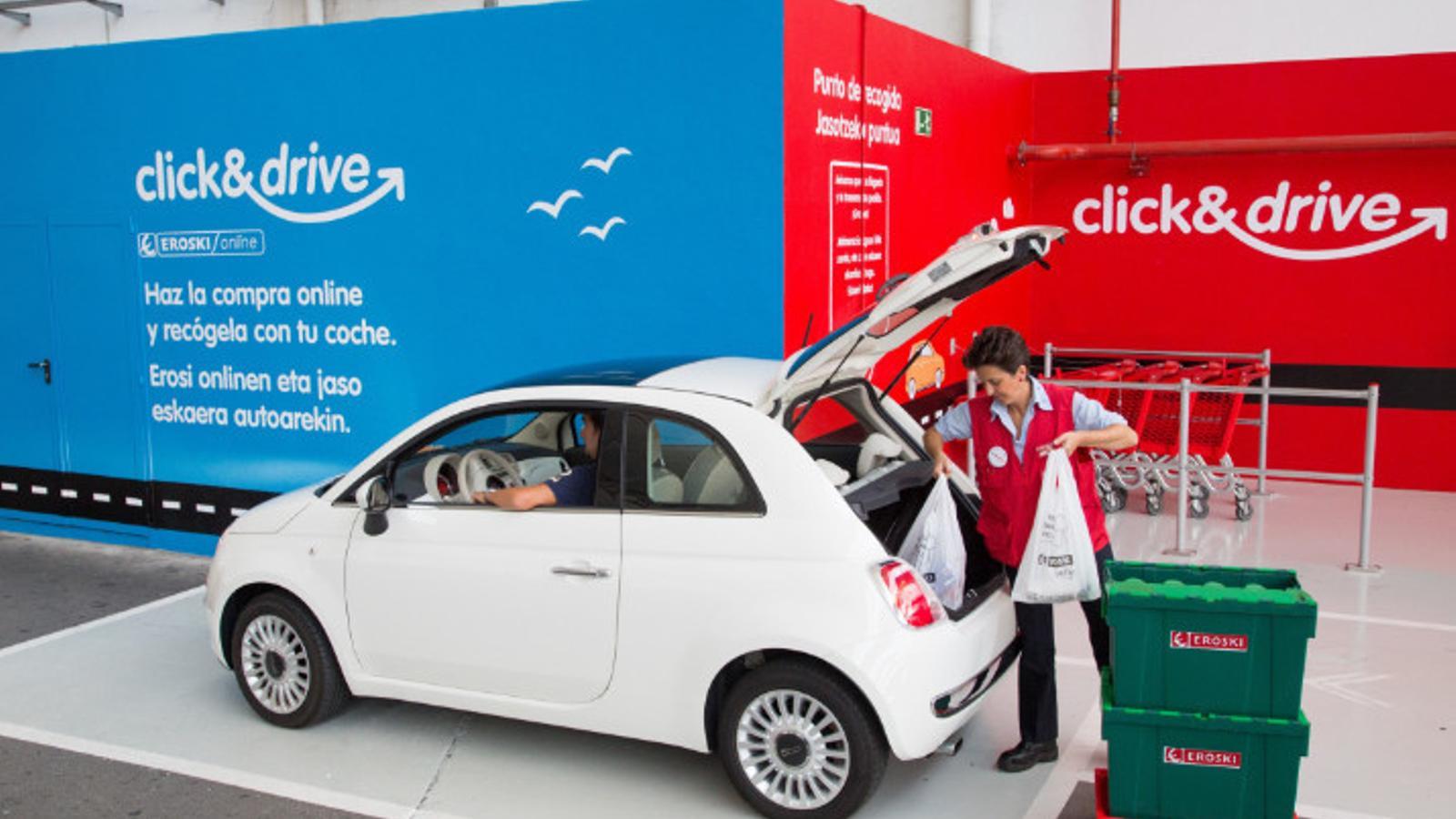 Operaria atendiendo en el servicio Click & Drive de Eroski - Eroski