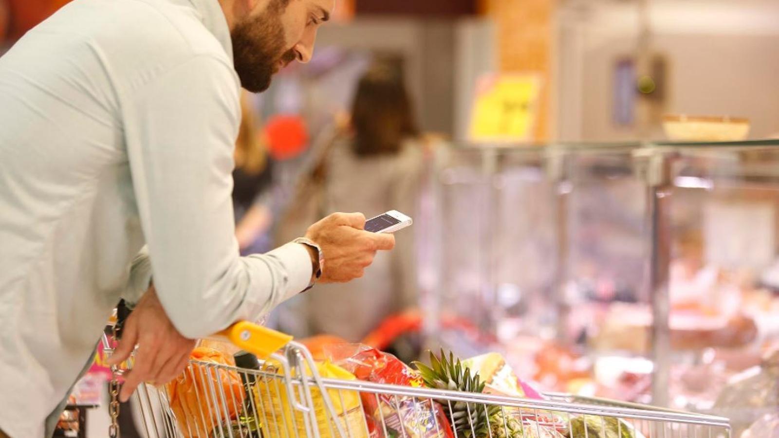 Un cliente de Consum usa la red WiFi de uno de sus supermercados - 