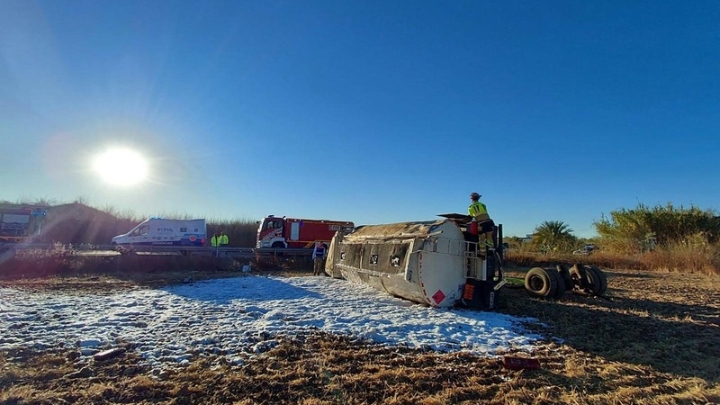 Muere el conductor de un camión al volcar al sufrir un accidente en la A-472 en Huelva