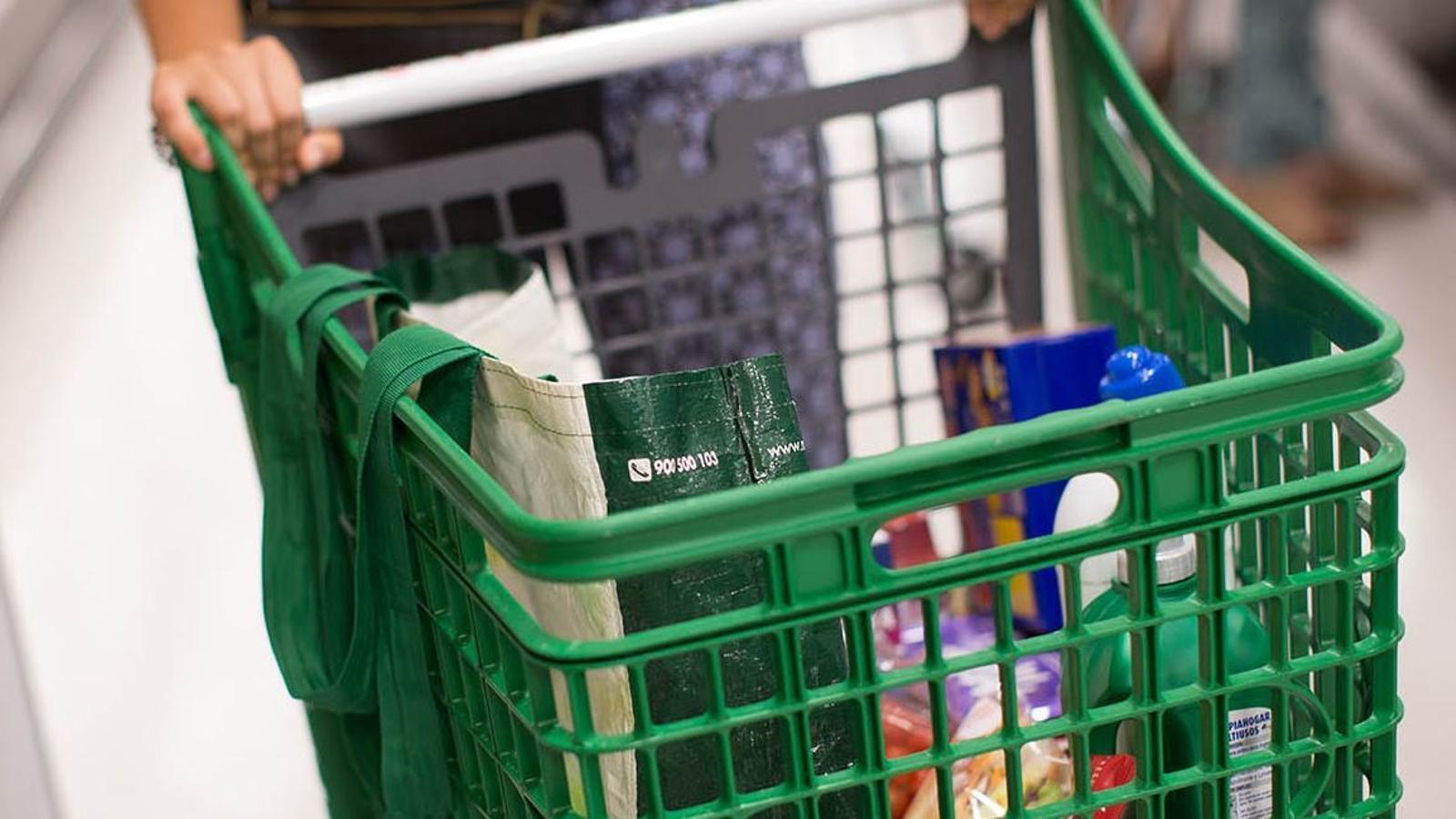 Mercadona prueba un bloqueo antihurto en sus carritos
