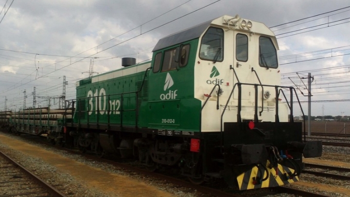 El Gobierno invierte 30 millones en el mantenimiento de locomotoras de Adif que operan en terminales de mercancías