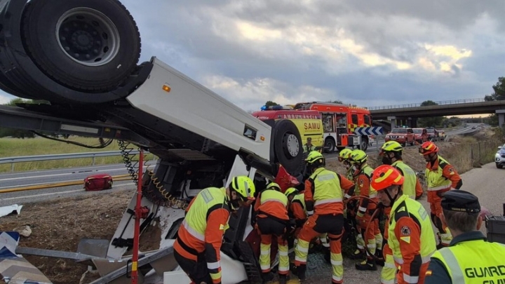 Fallece el conductor de un camión de 44 años en un accidente en la AP-7 en Valencia